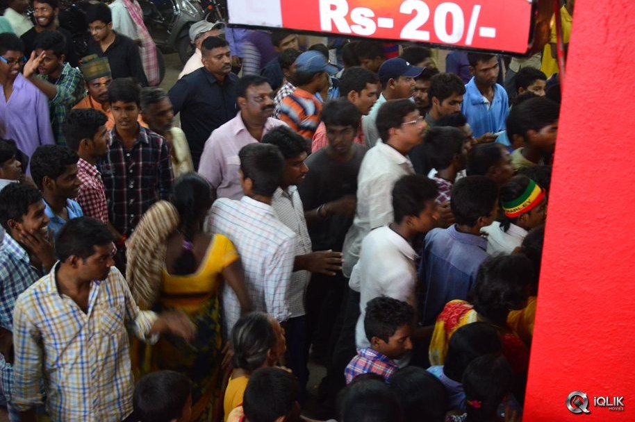 Baahubali-2-Hungama-at-RTC-X-Roads